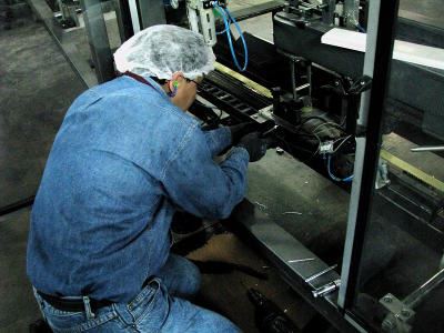 Armadora de cajas diseñada y fabricada por Vosso, en Bodega Callia